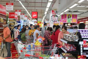 So sánh trung tâm thương mại và chợ truyền thống